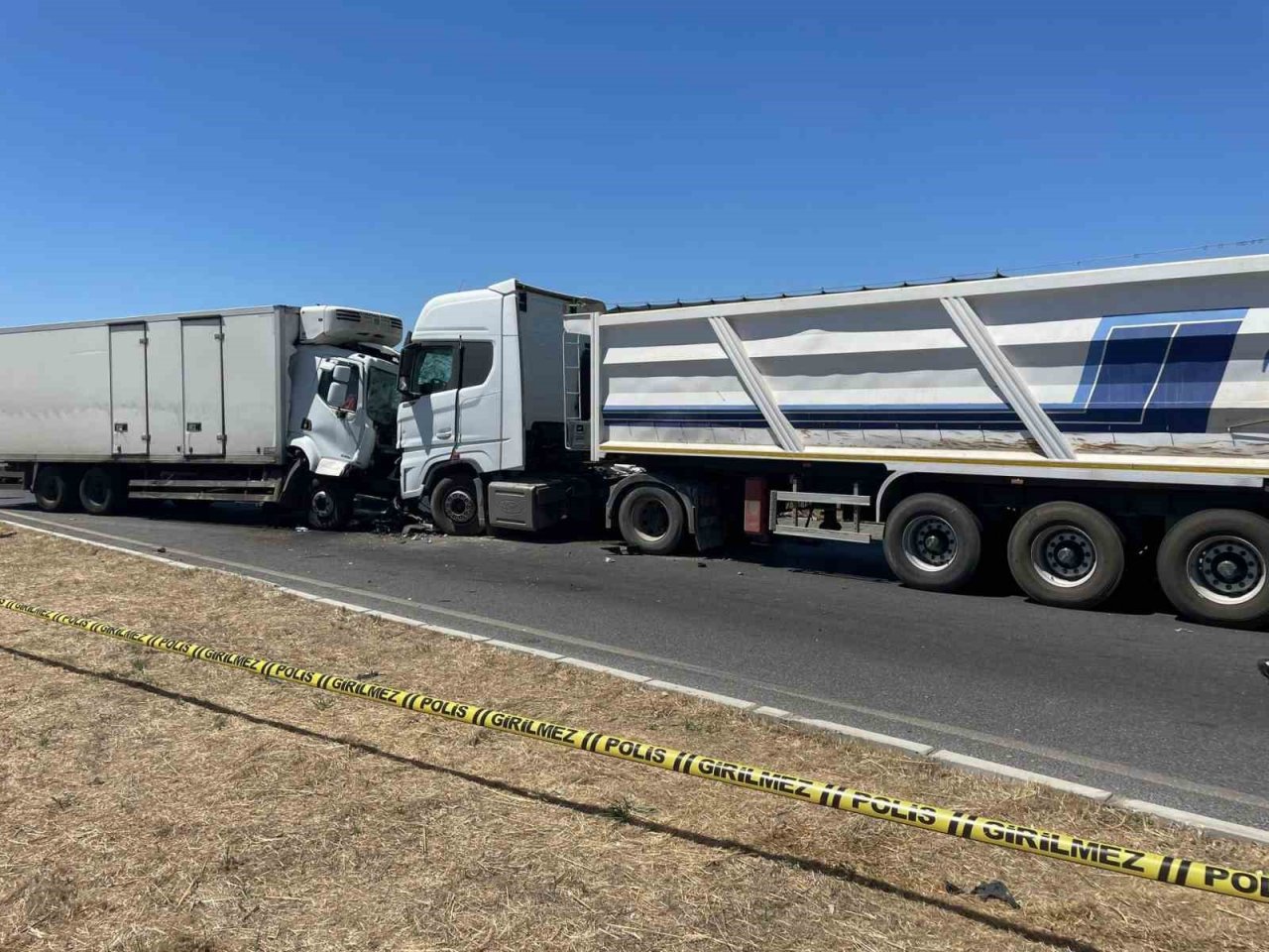 Kamyon karşı şeride geçti, tır ve otomobile çarptı: 3 yaralı