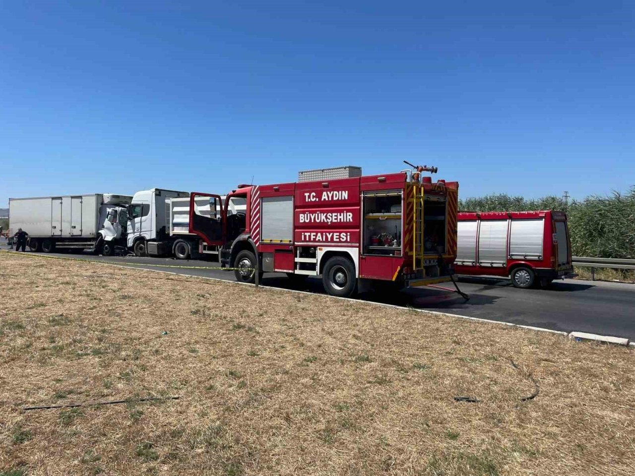 Kamyon karşı şeride geçti, tır ve otomobile çarptı: 3 yaralı