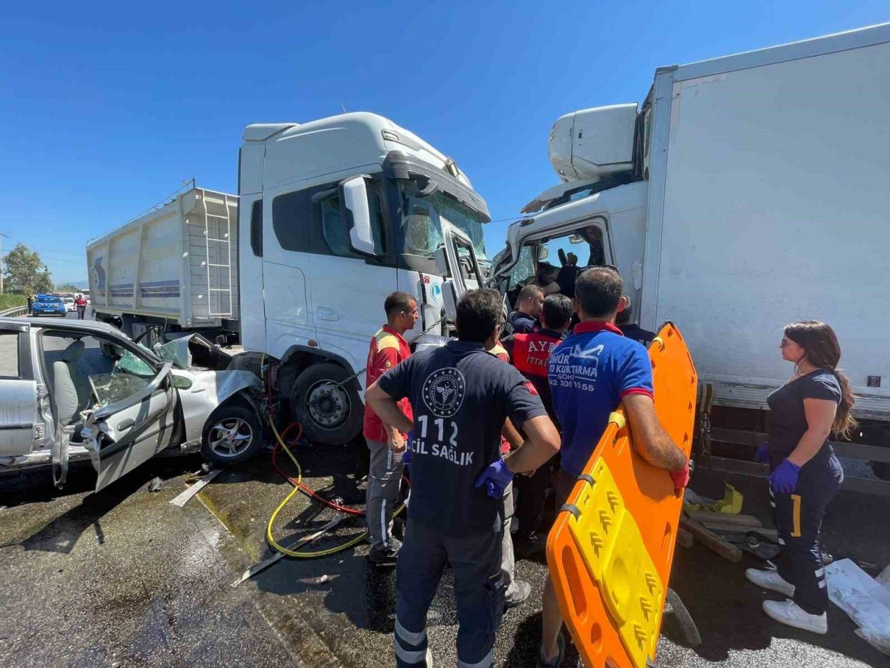 Kamyon karşı şeride geçti, tır ve otomobile çarptı: 3 yaralı