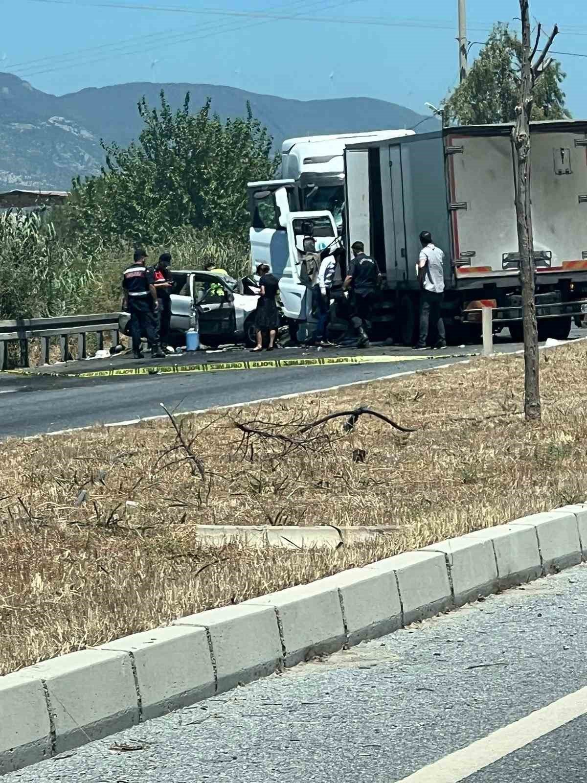 Kamyon karşı şeride geçti, tır ve otomobile çarptı: 3 yaralı