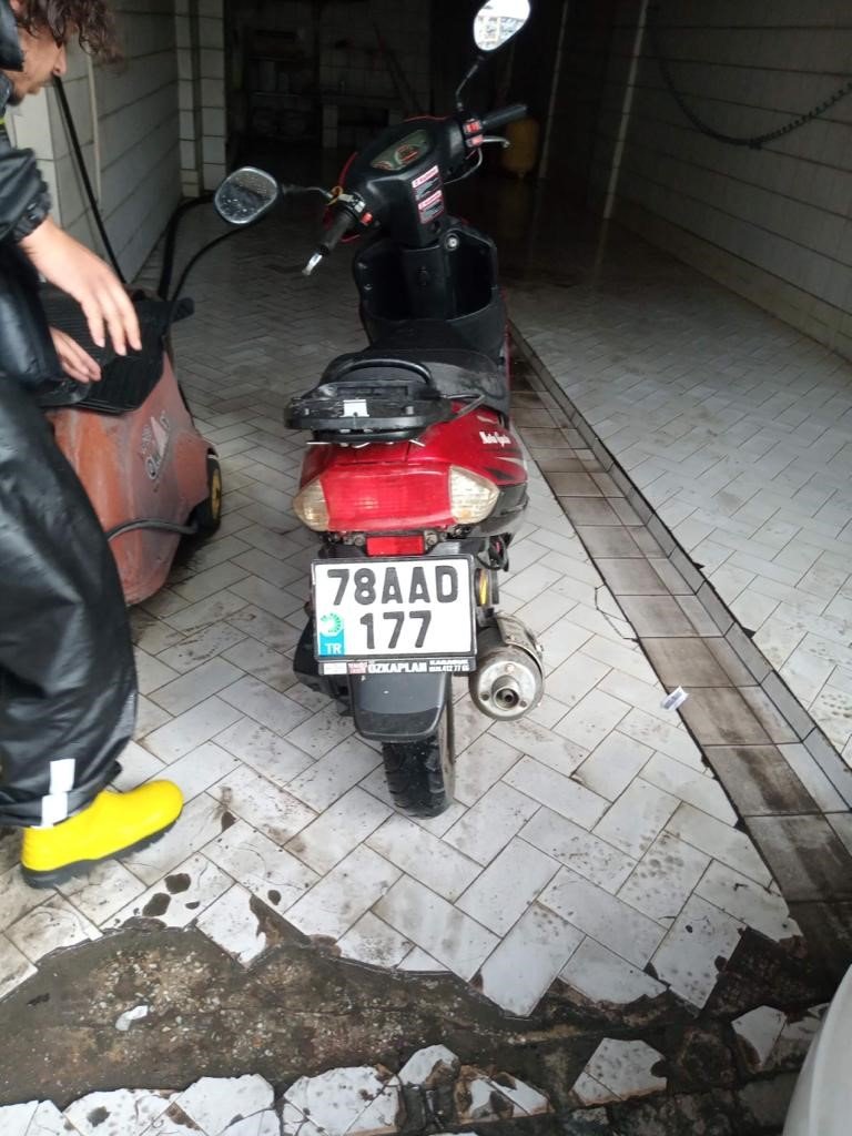 Otomobille çarpışan motosiklet sürücüsü yaralandı