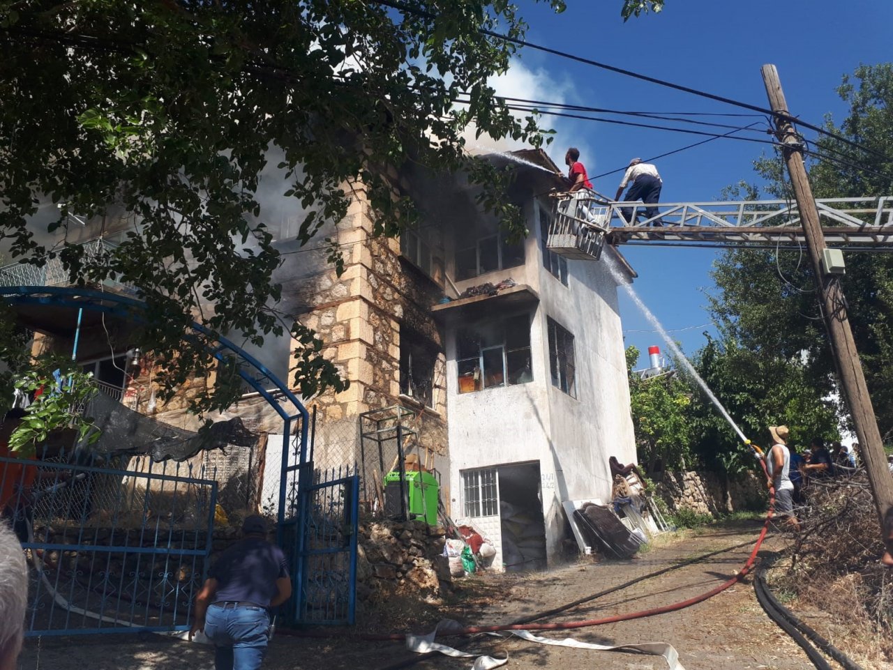 Karaman’da 2 katlı müstakil evde yangın