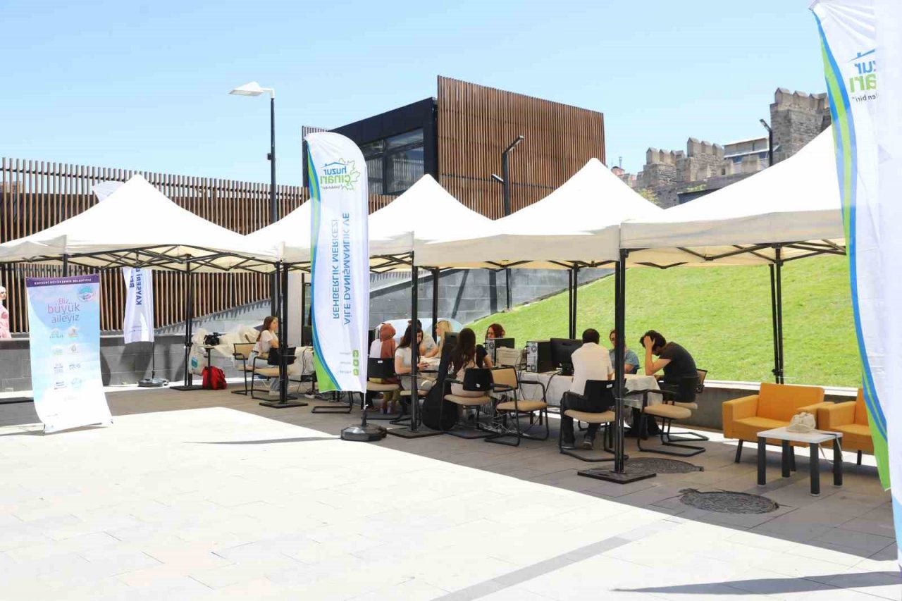 Öğrenci dostu Büyükşehir’e gençlerden tam not