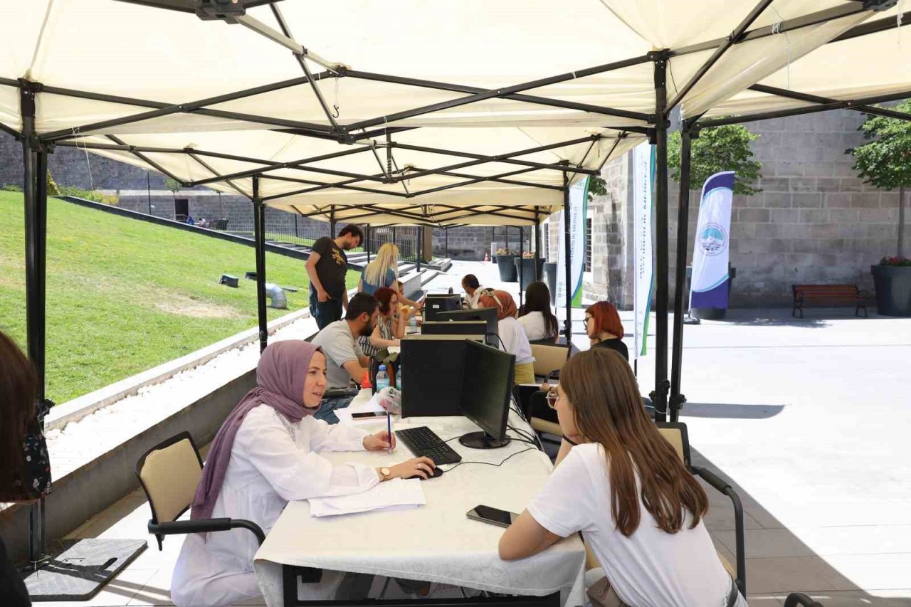 Öğrenci dostu Büyükşehir’e gençlerden tam not