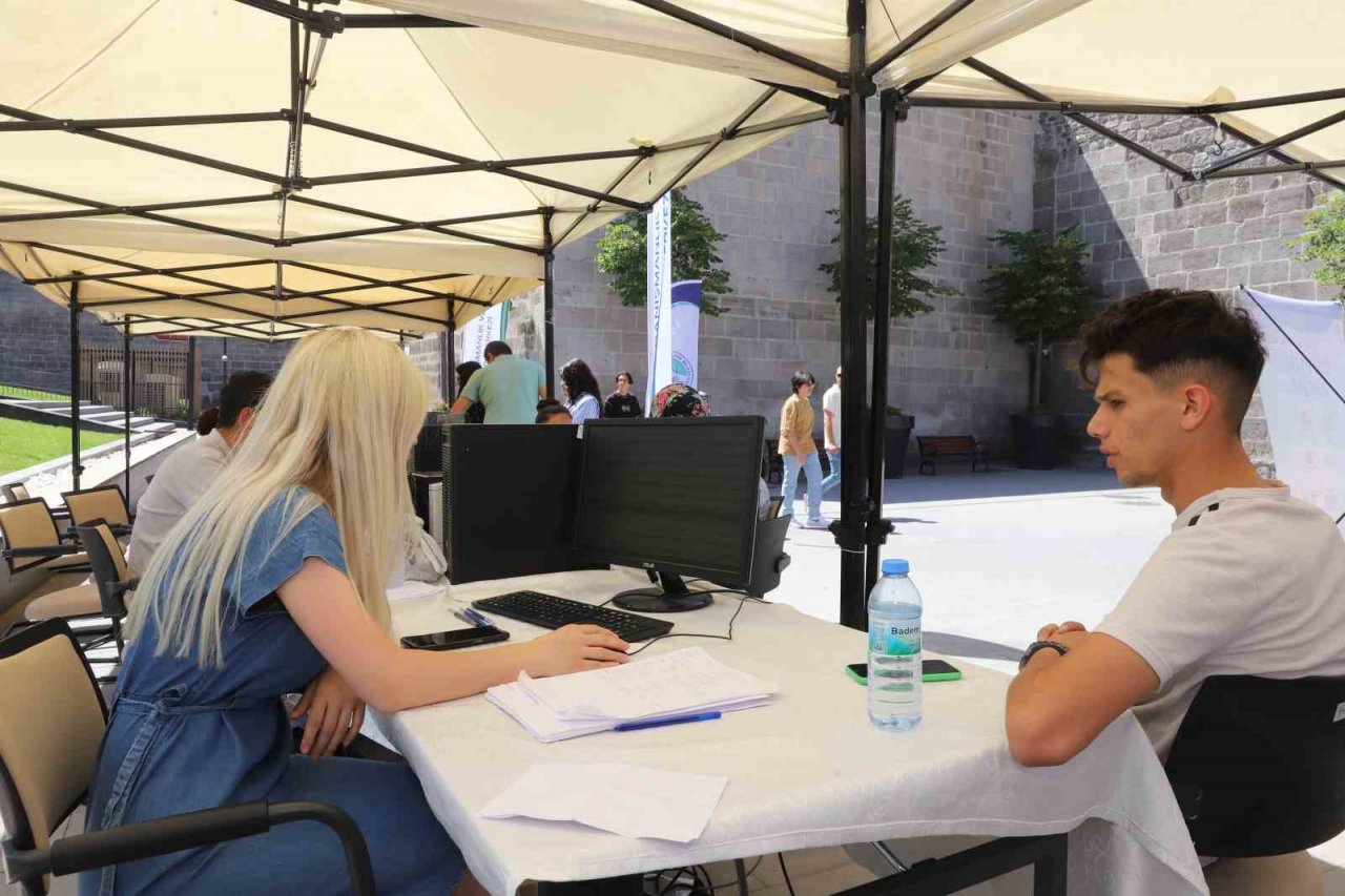 Öğrenci dostu Büyükşehir’e gençlerden tam not