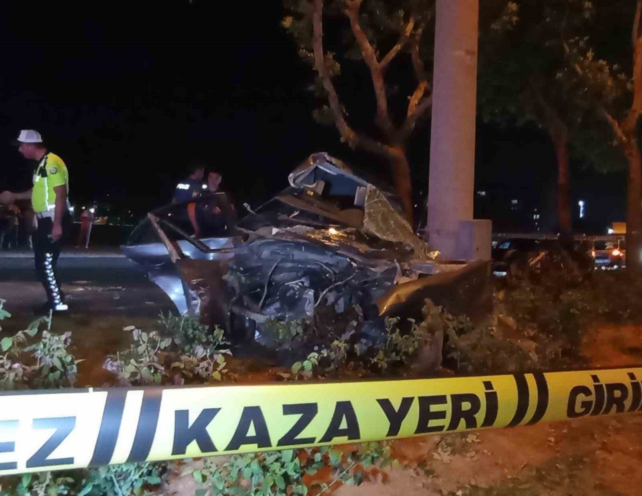 16 yaşındaki sürücü otomobil ile makas atarken ağaca çarptı: 3 yaralı