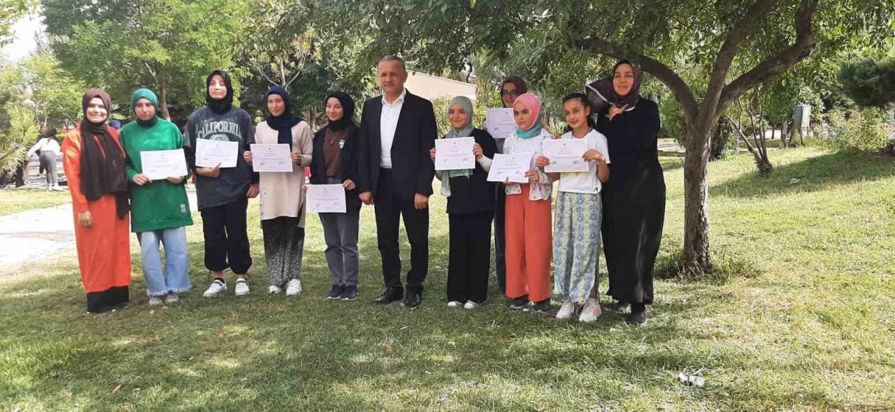 Kur’an-ı kursu öğrencilerine veda pikniği