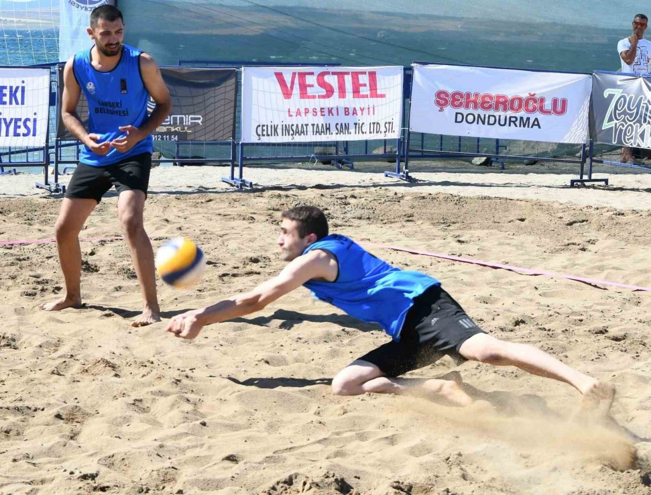 Lapseki’de plaj voleybolu heyecanı başladı