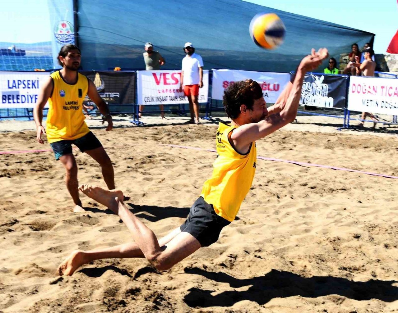 Lapseki’de plaj voleybolu heyecanı başladı