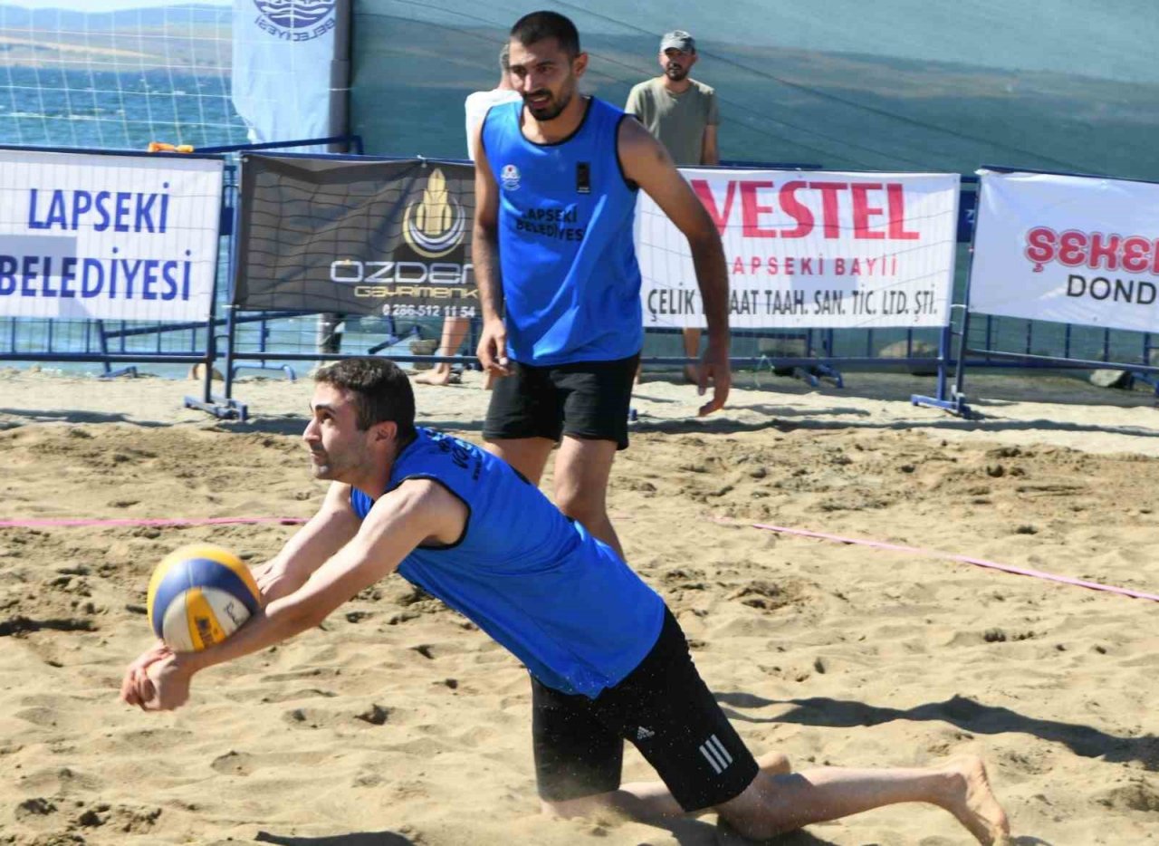 Lapseki’de plaj voleybolu heyecanı başladı