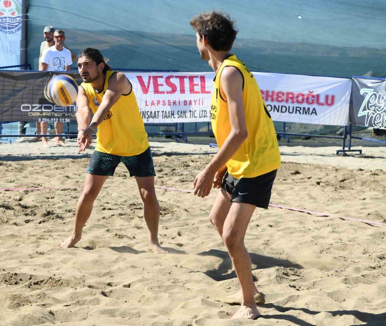 Lapseki’de plaj voleybolu heyecanı başladı