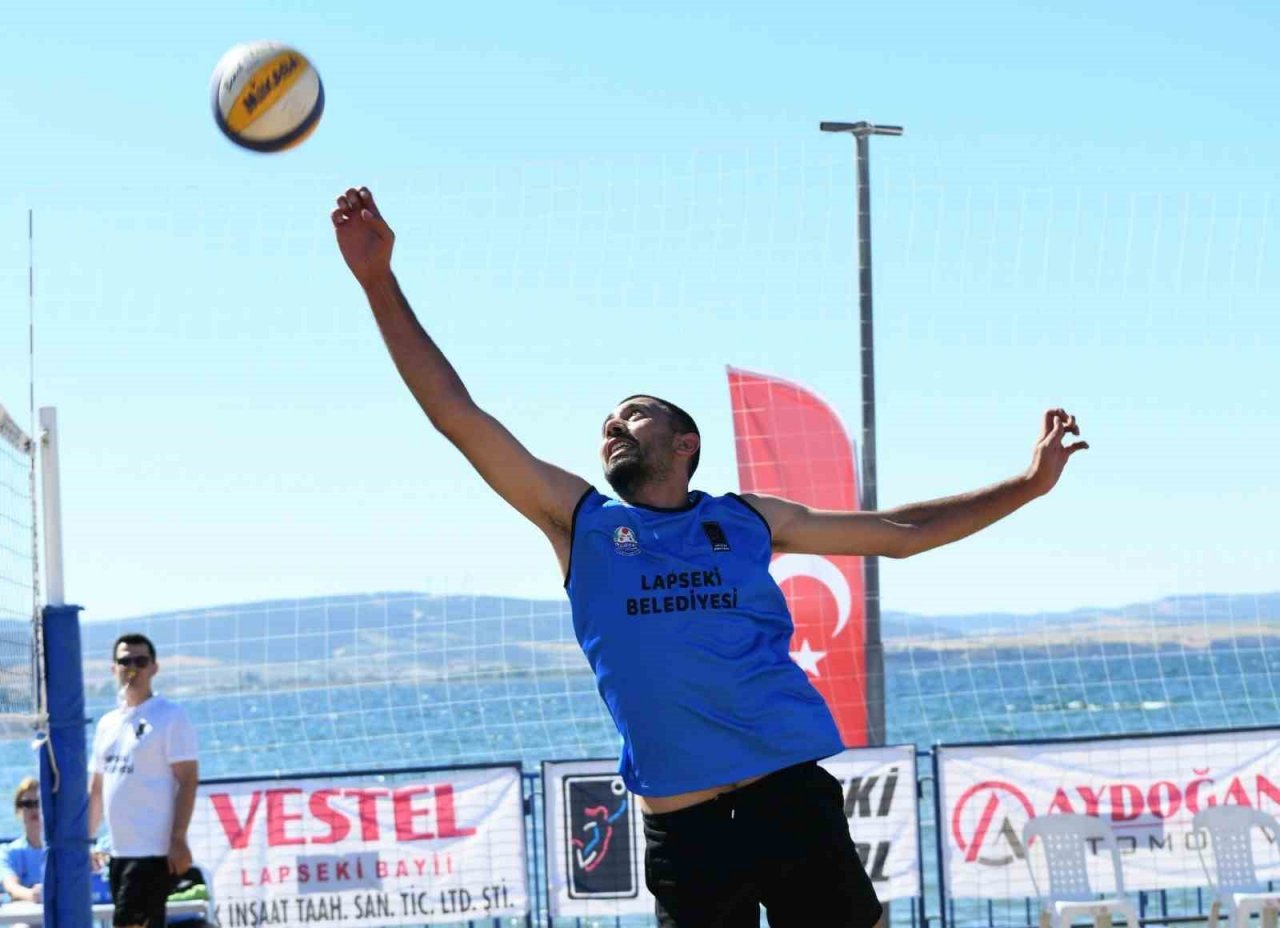 Lapseki’de plaj voleybolu heyecanı başladı