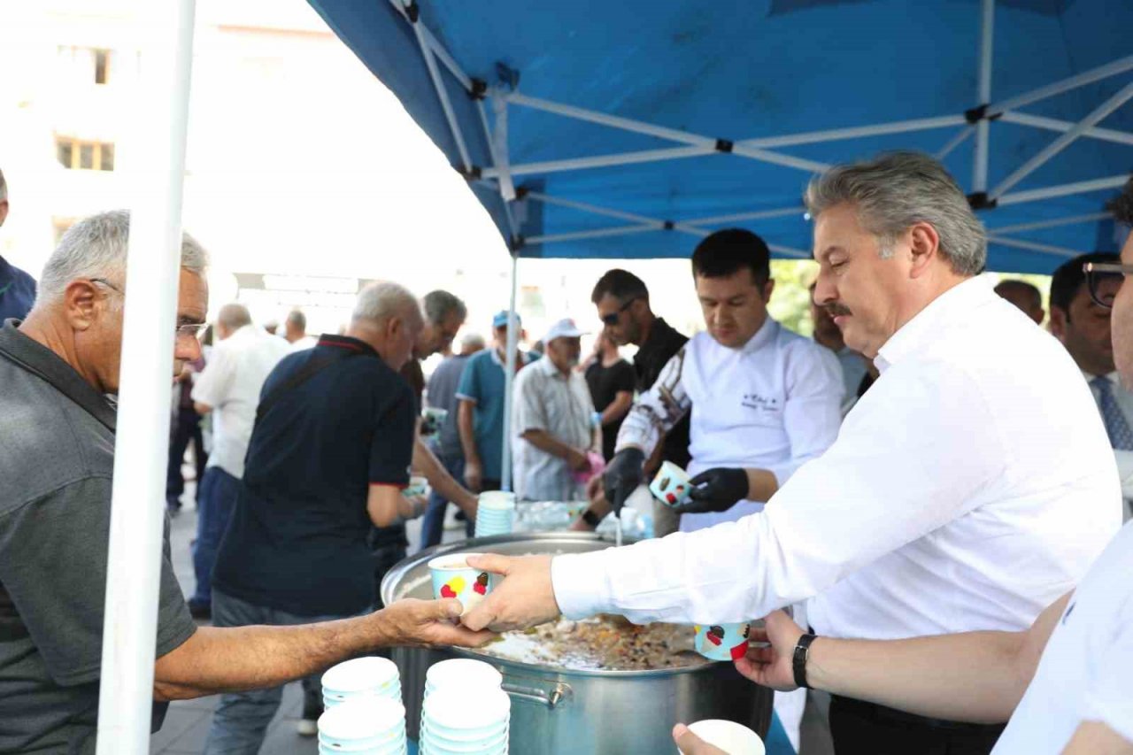 Başkan Palancıoğlu, vatandaşlara aşure ikram etti