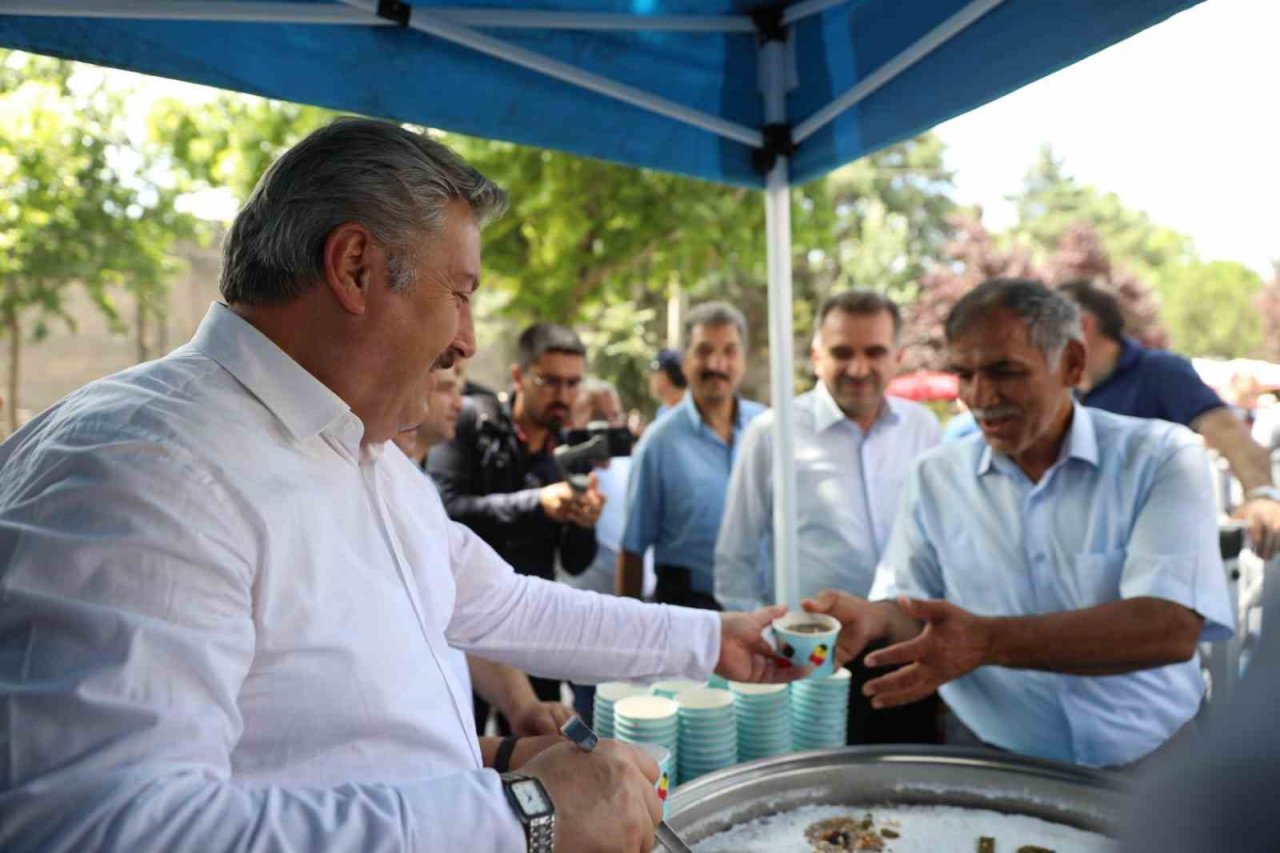 Başkan Palancıoğlu, vatandaşlara aşure ikram etti