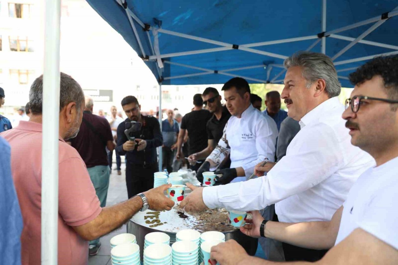 Başkan Palancıoğlu, vatandaşlara aşure ikram etti