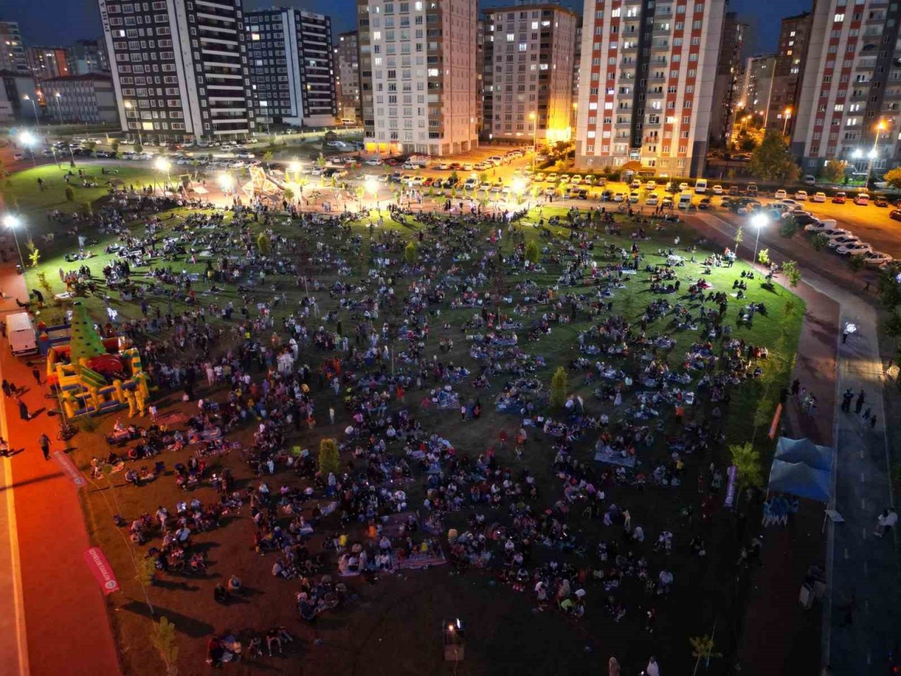 Yeşilyurt Mahallesi’nde açık hava sinema günlerine yoğun ilgi