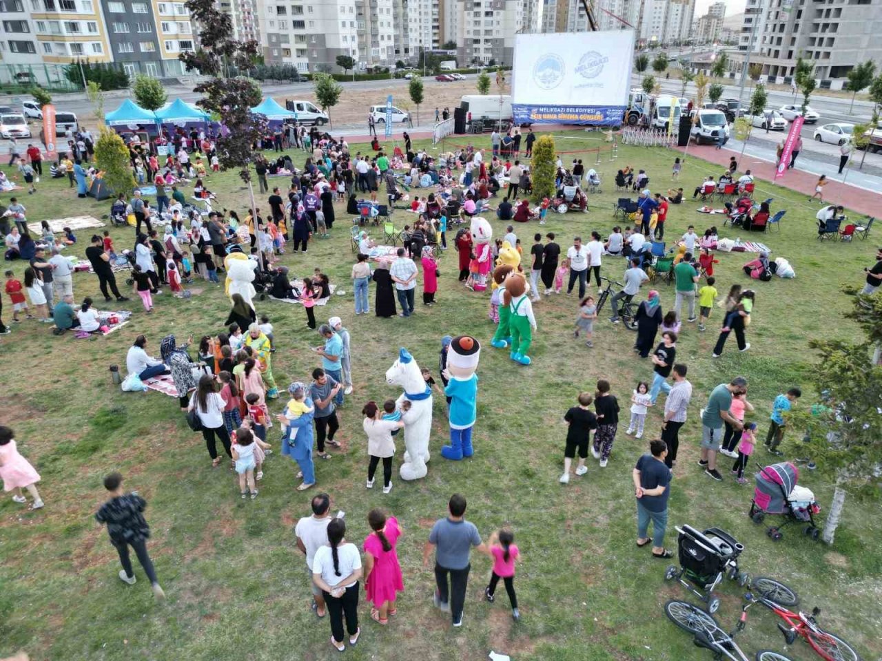 Yeşilyurt Mahallesi’nde açık hava sinema günlerine yoğun ilgi