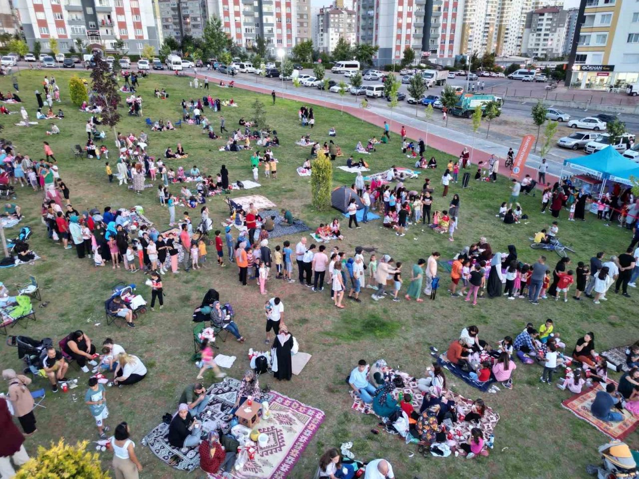 Yeşilyurt Mahallesi’nde açık hava sinema günlerine yoğun ilgi