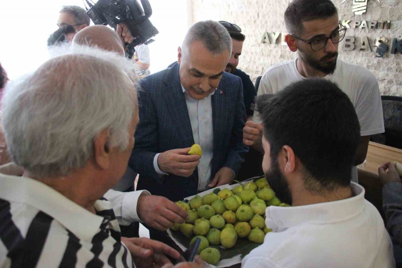 AK Parti’ye yeni katılan Başkan Kaya, partililerin ağızlarını tatlandırdı