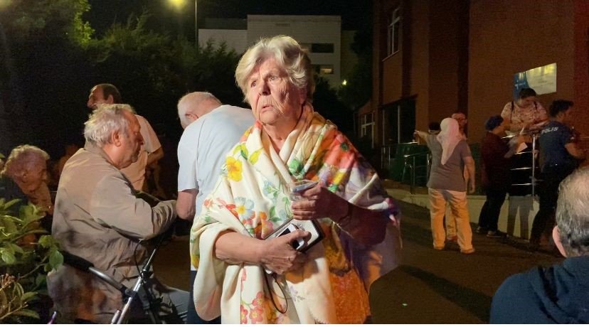 Sarıyer’de 2 katlı huzurevinde korkutan yangın: 115 kişinin kaldığı bina tedbiren boşaltıldı