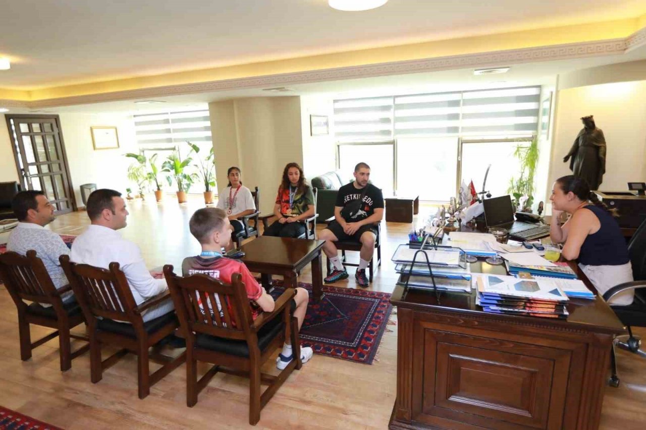 Şampiyon sporculardan Başkan Ceritoğlu Sengel’e teşekkür