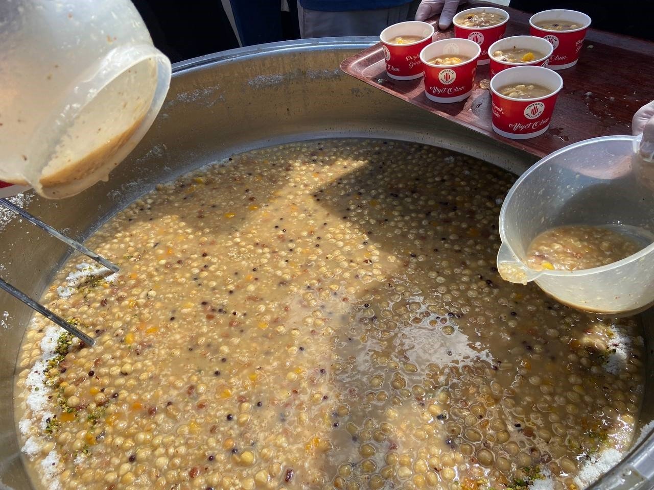 Ümraniye’de kazanlar kaynadı, 10 bin kişiye aşure ikram edildi