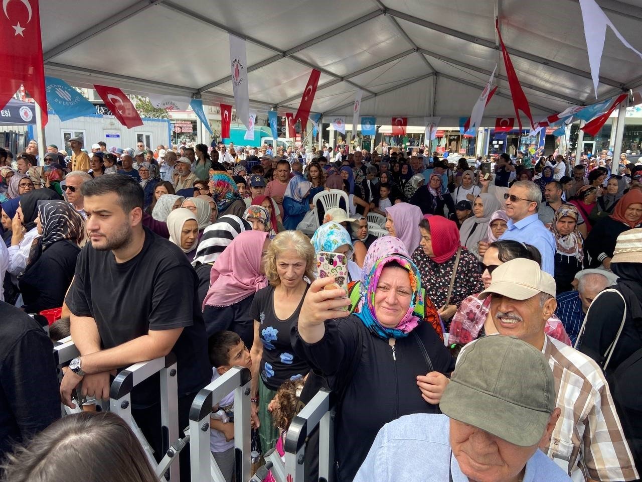 Ümraniye’de kazanlar kaynadı, 10 bin kişiye aşure ikram edildi
