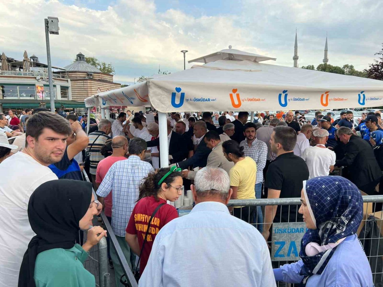 Üsküdar Belediyesi İstanbullularla aşure paylaştı