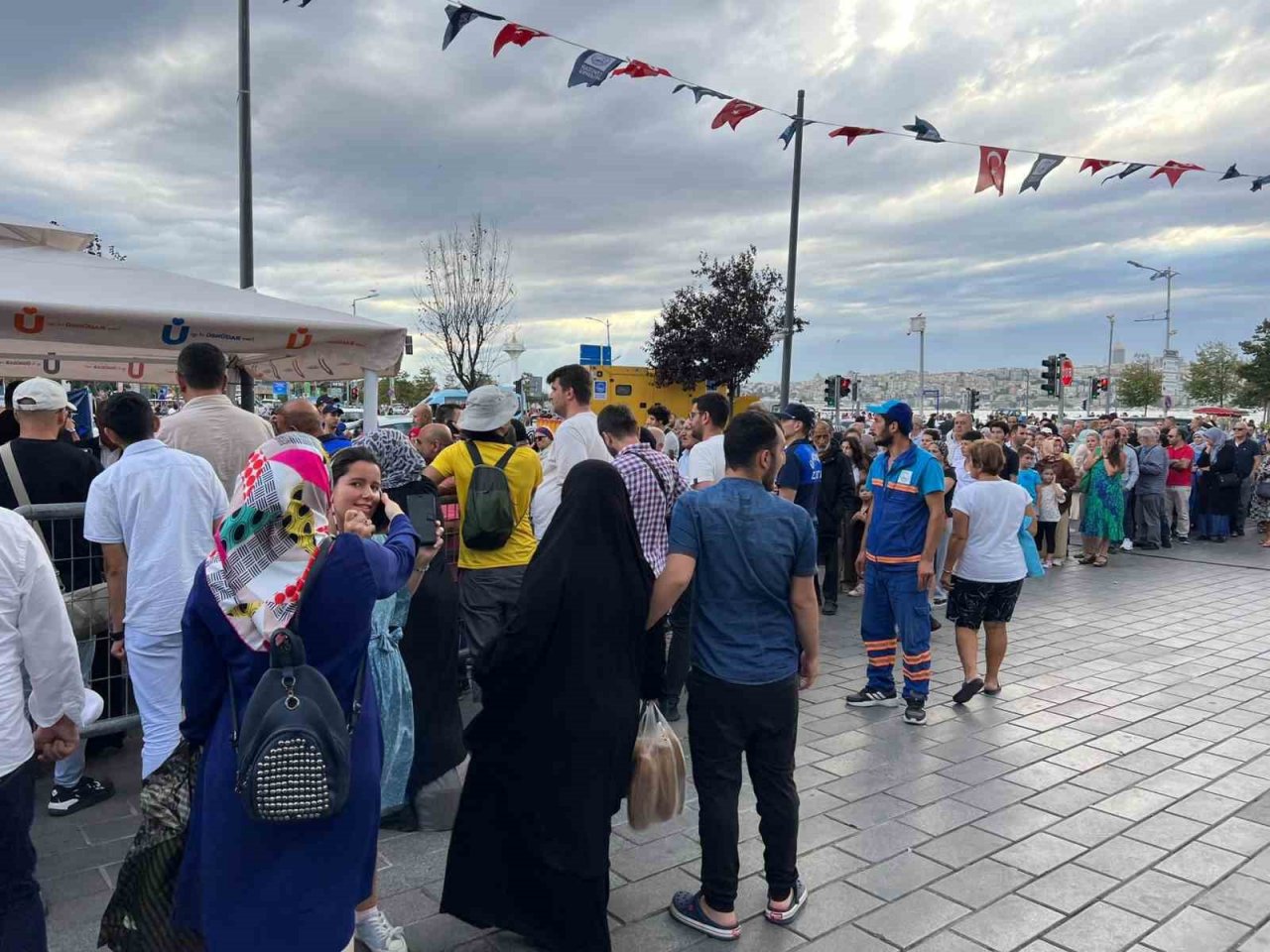 Üsküdar Belediyesi İstanbullularla aşure paylaştı