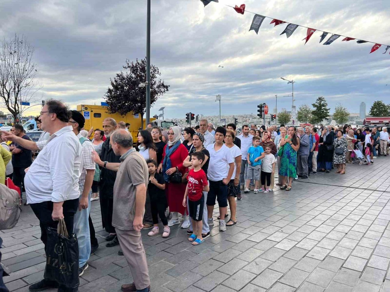 Üsküdar Belediyesi İstanbullularla aşure paylaştı