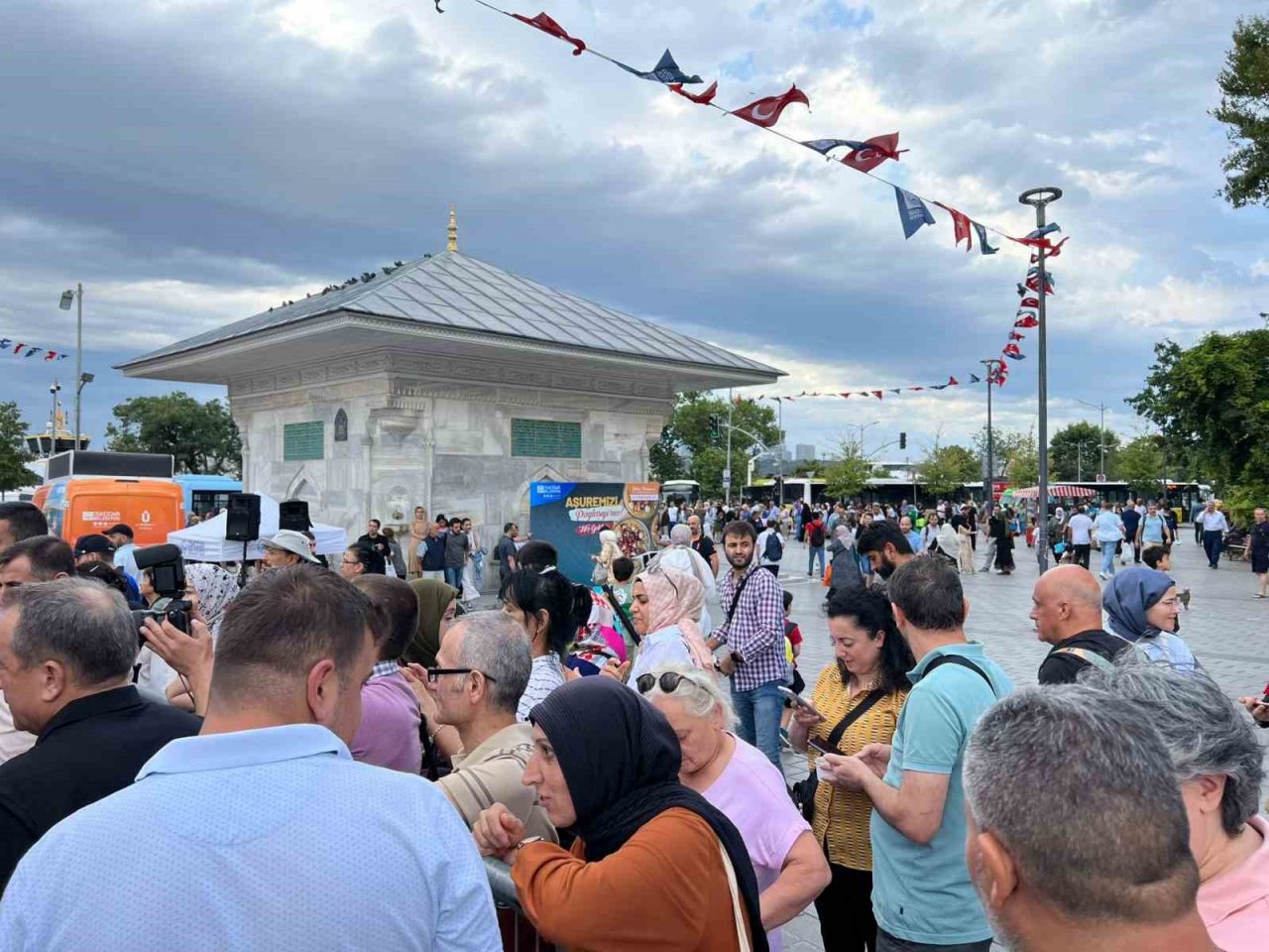 Üsküdar Belediyesi İstanbullularla aşure paylaştı