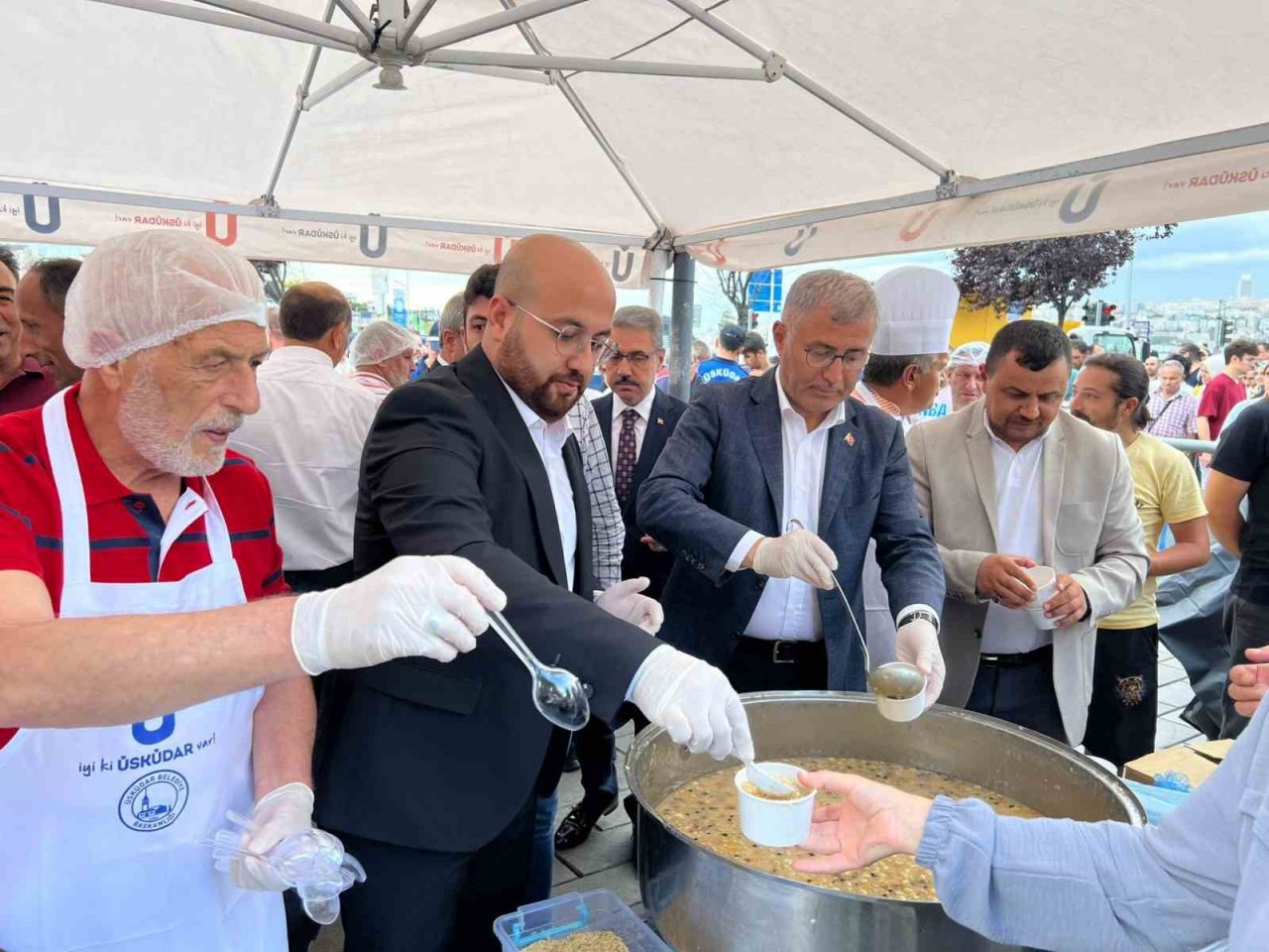 Üsküdar Belediyesi İstanbullularla aşure paylaştı