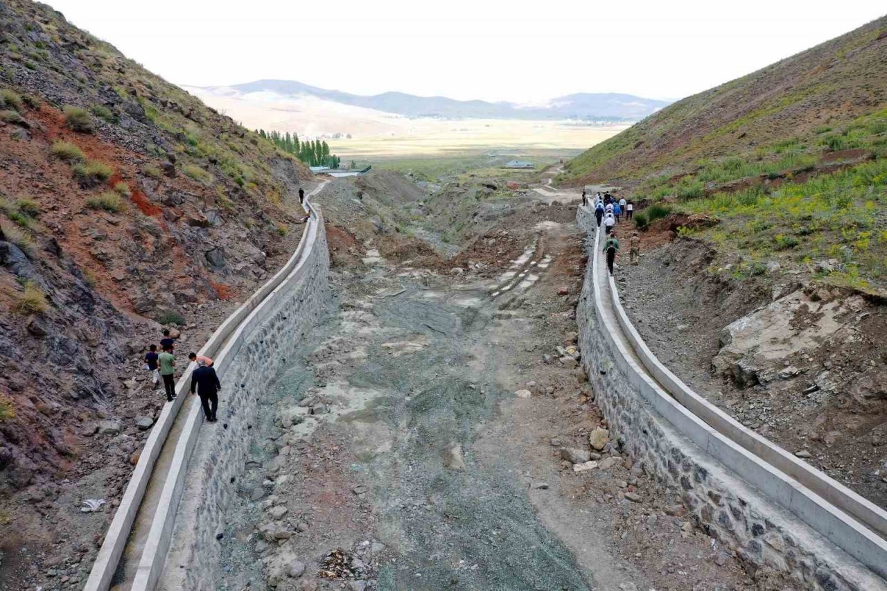 Özalp’te 720 hektar alan suyla buluştu