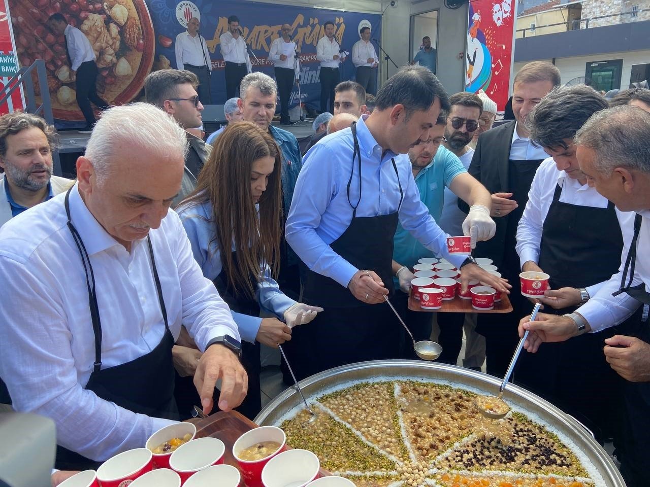 Ümraniye’de kazanlar kaynadı, 10 bin kişiye aşure ikram edildi