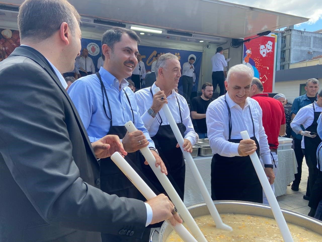 Ümraniye’de kazanlar kaynadı, 10 bin kişiye aşure ikram edildi