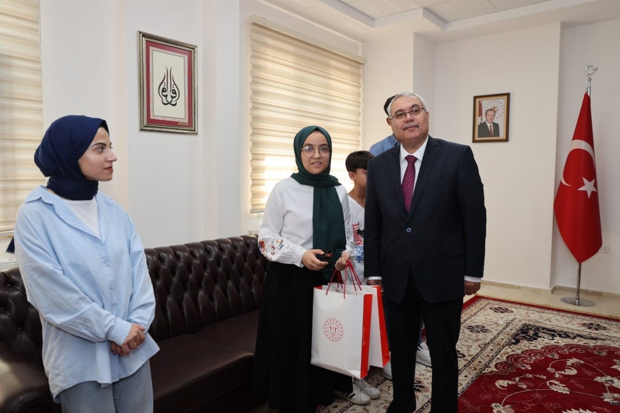 Vali Gündüzöz, YKS ve LGS’de dereceye giren öğrencileri ödüllendirdi