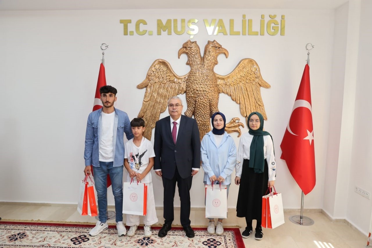 Vali Gündüzöz, YKS ve LGS’de dereceye giren öğrencileri ödüllendirdi