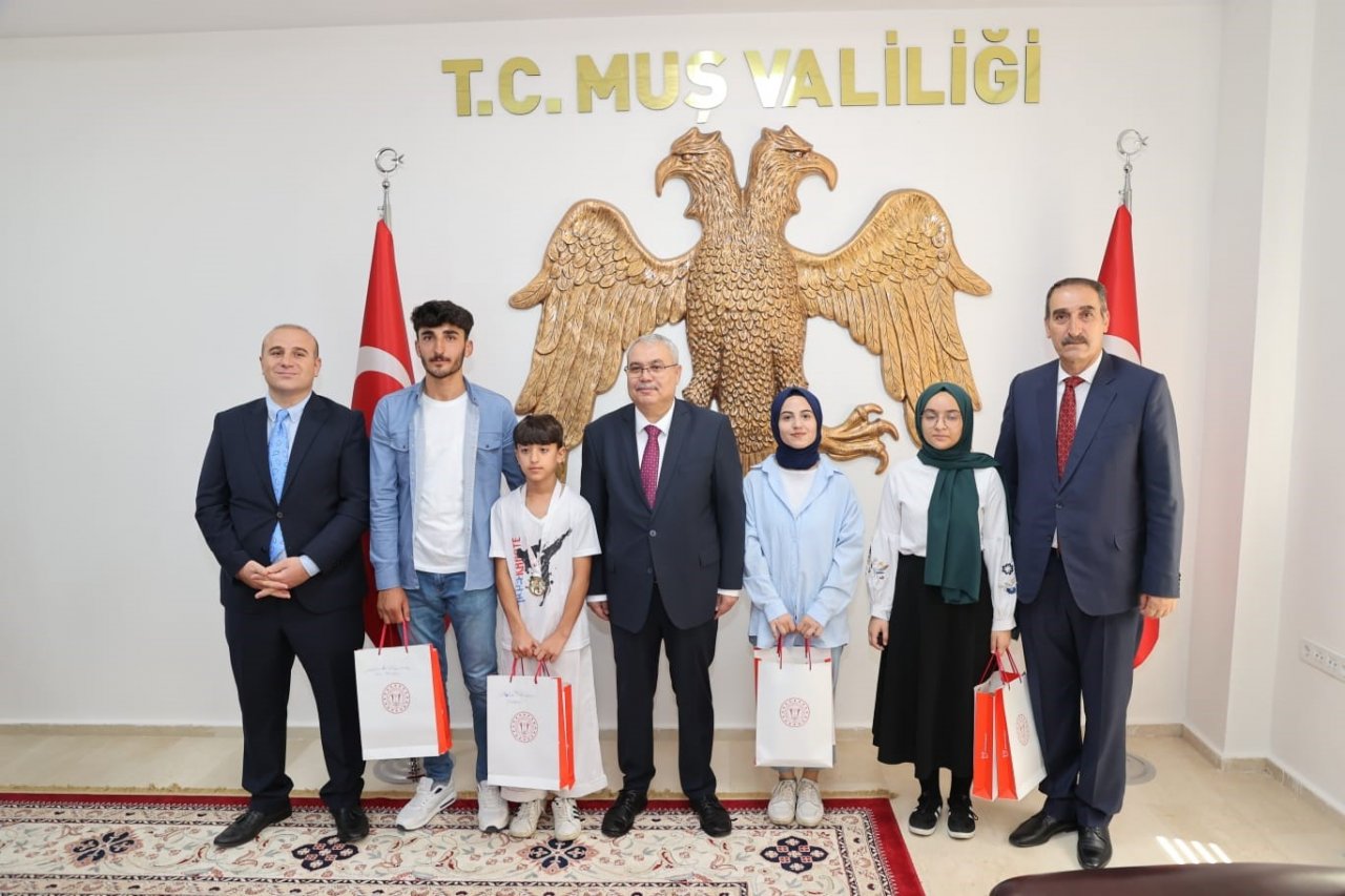 Vali Gündüzöz, YKS ve LGS’de dereceye giren öğrencileri ödüllendirdi