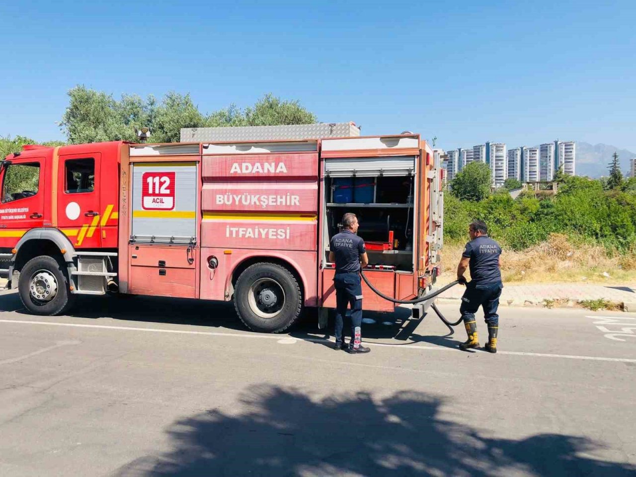 Otluk alanda çıkan yangın bahçeye sıçramadan söndürüldü