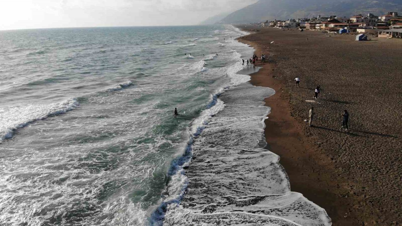 Afrika sıcaklarından kaçıp denize koşan vatandaşlar yüzmek yerine izlemekle yetindi