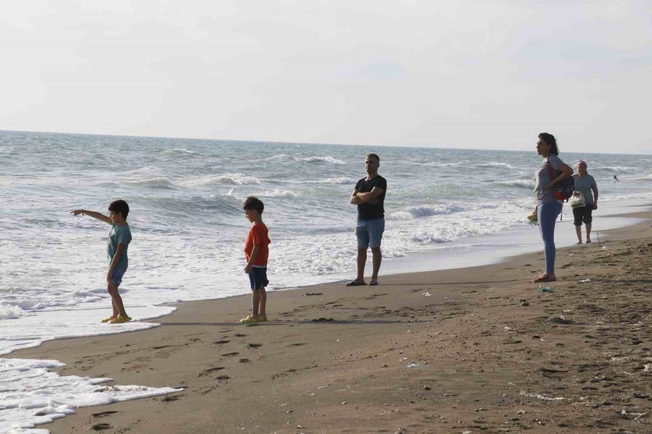 Afrika sıcaklarından kaçıp denize koşan vatandaşlar yüzmek yerine izlemekle yetindi