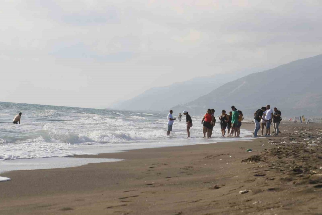 Afrika sıcaklarından kaçıp denize koşan vatandaşlar yüzmek yerine izlemekle yetindi