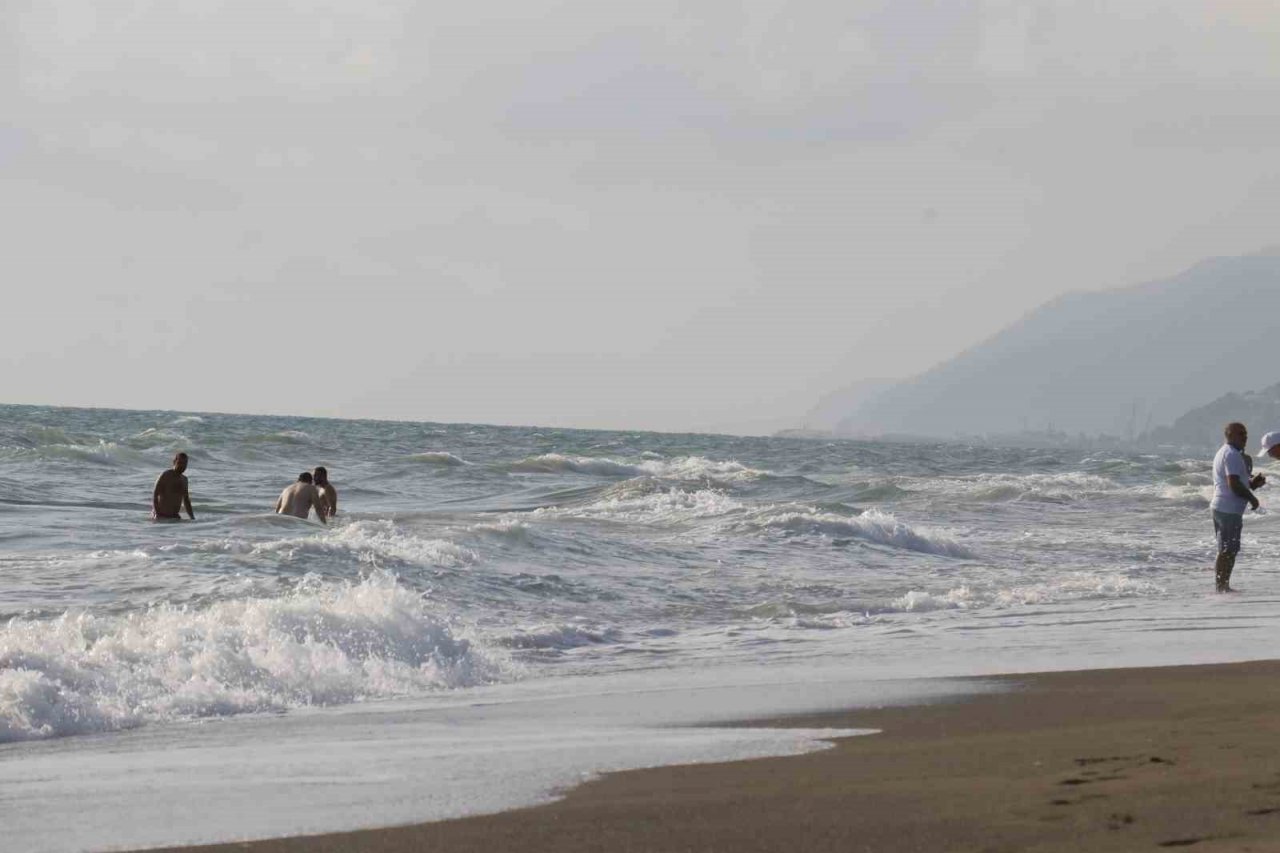 Afrika sıcaklarından kaçıp denize koşan vatandaşlar yüzmek yerine izlemekle yetindi