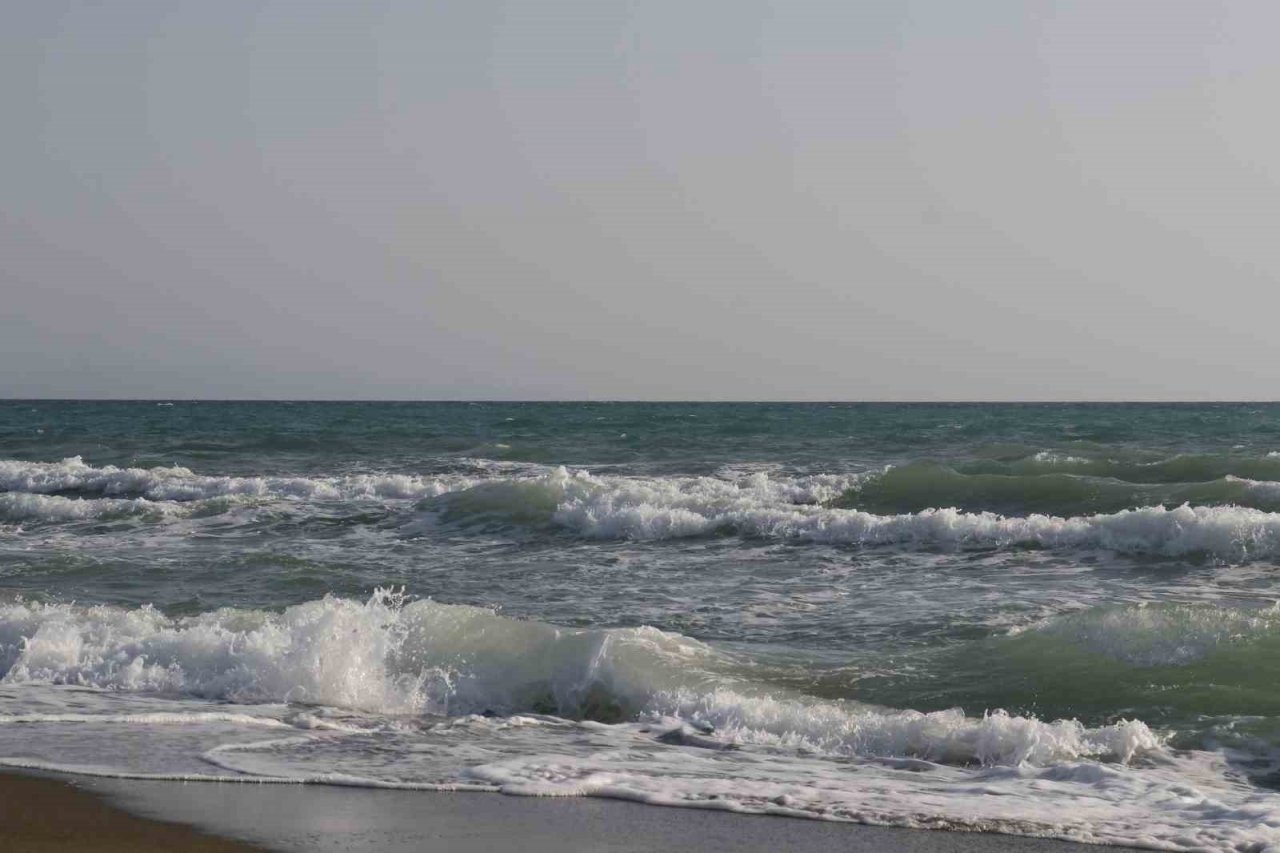 Afrika sıcaklarından kaçıp denize koşan vatandaşlar yüzmek yerine izlemekle yetindi