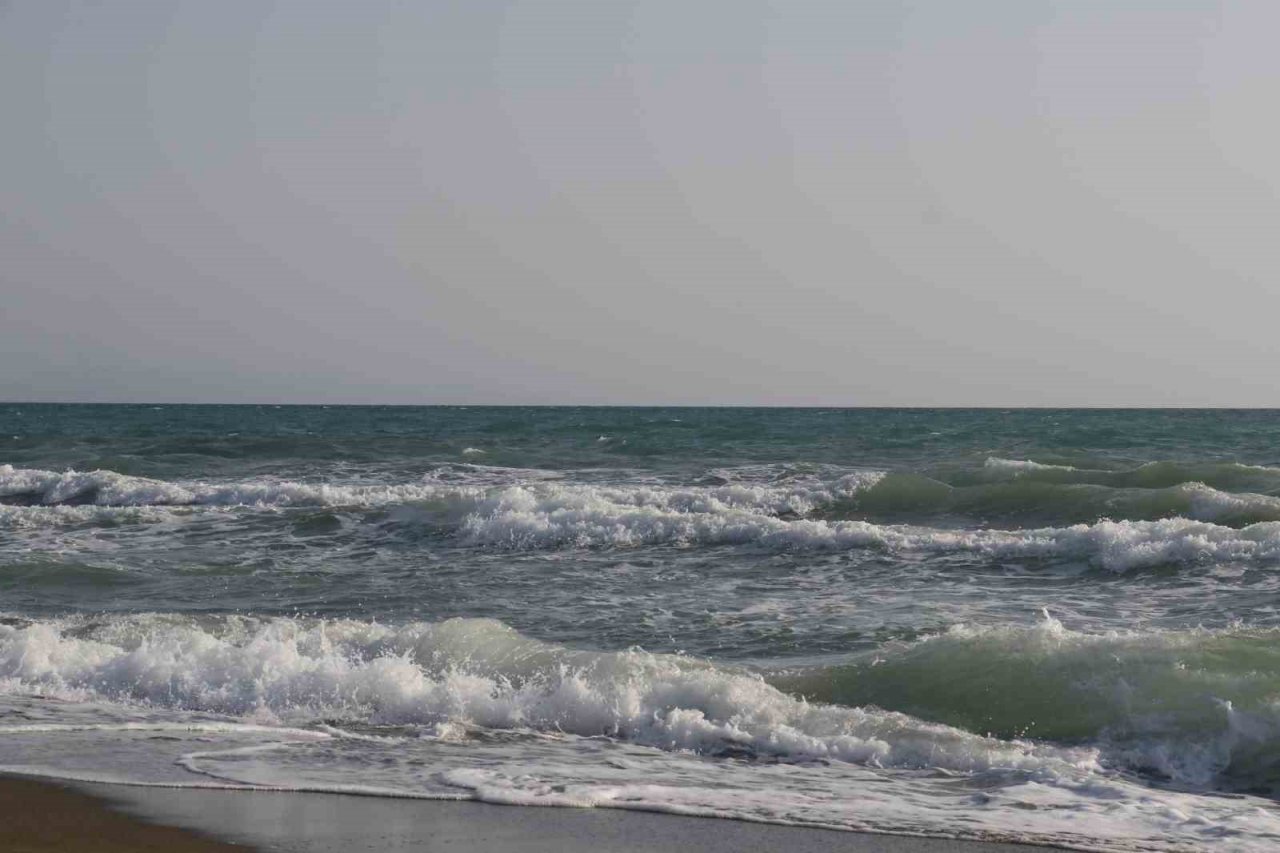 Afrika sıcaklarından kaçıp denize koşan vatandaşlar yüzmek yerine izlemekle yetindi