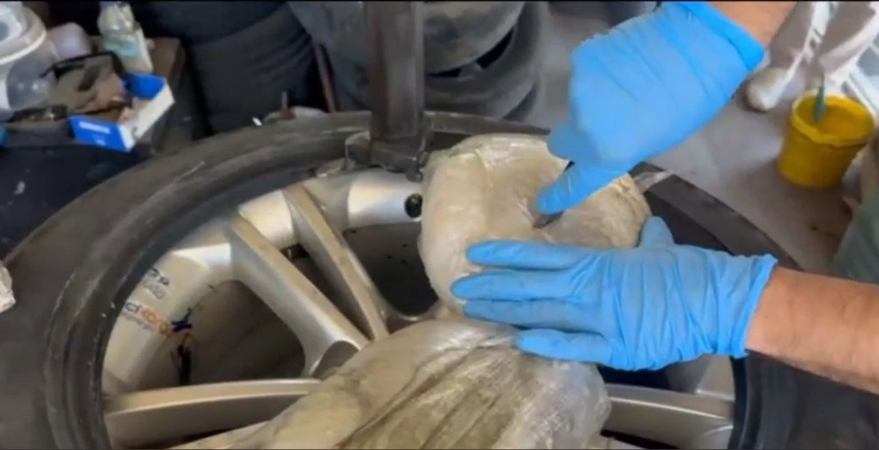 Antalya’da araç lastiğine gizlenmiş ‘emanet’ uyuşturucu operasyonu