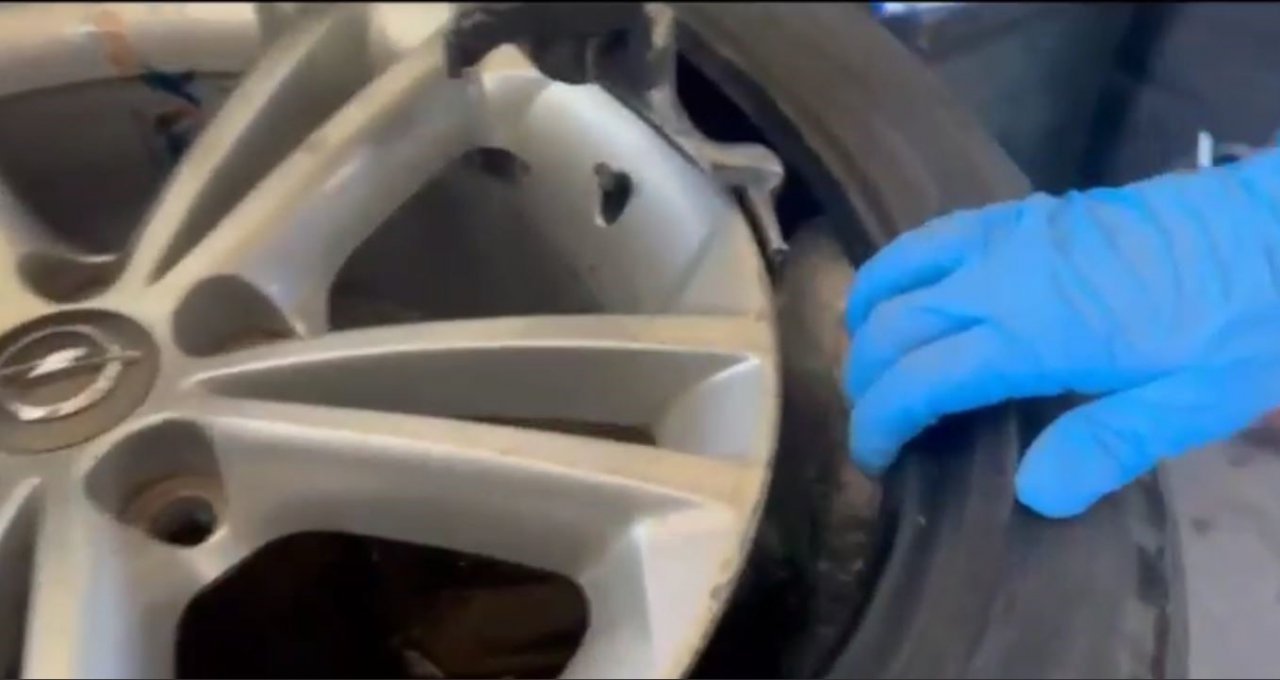 Antalya’da araç lastiğine gizlenmiş ‘emanet’ uyuşturucu operasyonu