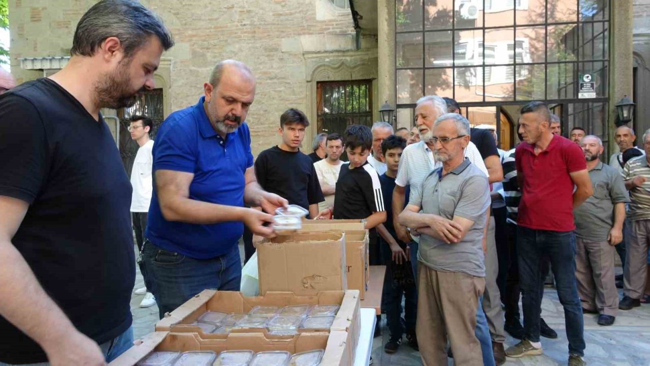 Tavşanlı’da 15 yıldır devam eden aşure ikramı geleneği