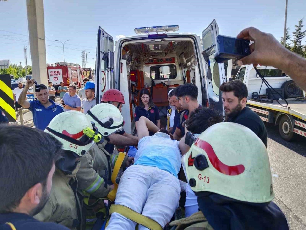 Ataşehir’de iki kamyon çarpıştı, sürücü devrilen araç içinde sıkıştı