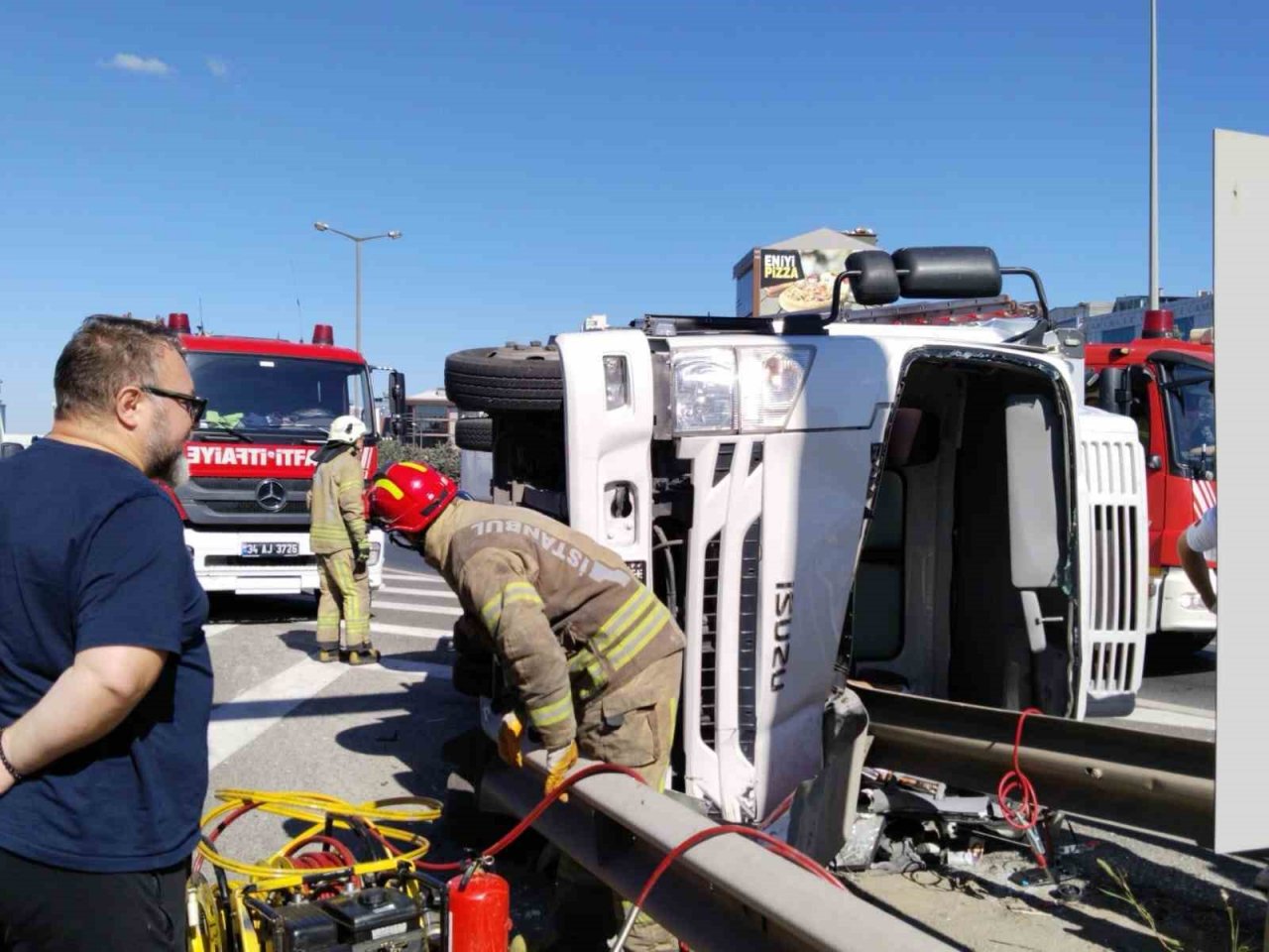 Ataşehir’de iki kamyon çarpıştı, sürücü devrilen araç içinde sıkıştı